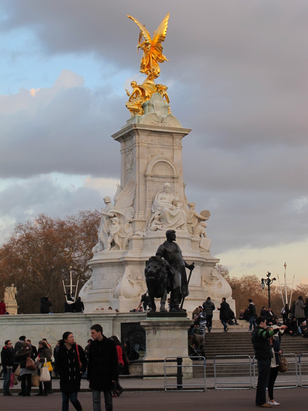 London-2012-Buckingham-Palace-Victoria-Memorial